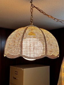 lot 275 image: Vintage Rattan Wicker Scallop Design Hanging Swag Lamp
