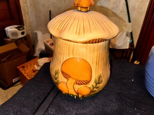lot 280 image: Arnels Mushroom 1970s Retro Ceramic Canister
