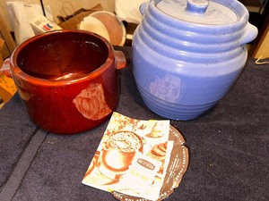 lot 281 image: Vintage Blue Stoneware Dutch Over and Bean Pot