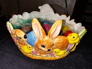 lot 282 image: Vintage Easter Ceramic Basket
