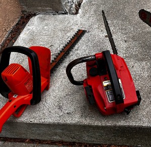 lot 264 image: Hedge Clipper and Homelite Chainsaw