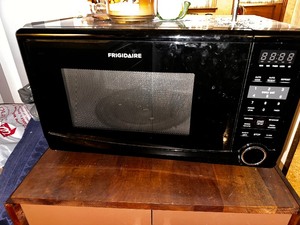 lot 297 image: Frigidaire Microwave Oven
