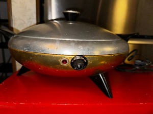 lot 309 image: Vintage 1950s Electric Skillet, Cory Party Chef UFO Style Tri-Leg Two Tone Copper