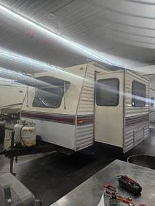 lot 2 image: 1993 Fleetwood Terry 32K Travel Trailer NO RESERVE