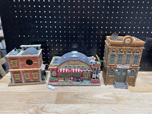 lot 49 image: Porcelain Collectible Buildings