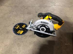 lot 4 image: DEWALT 20V MAX Cordless 6.5 in. Sidewinder Style Circular Saw (Tool Only) Customer Returns See Pictures