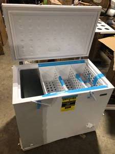 lot 11 image: Magic Chef 8.7 cu. ft. Manual Defrost Chest Freezer in White Customer Returns See Pictures
