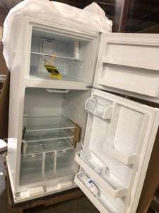 lot 17 image: Vissani 18 cu. ft. Top Freezer Refrigerator DOE in White MDTF18WHR Customer Returns See Pictures