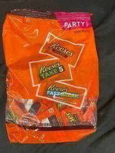 lot 487 image: Reeses Snack Size Party Bag 2 pounds