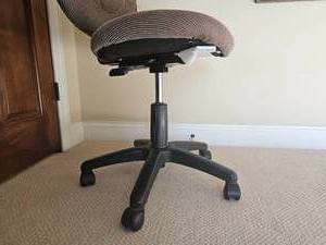 lot 102 image: Supportive Office Adjustable Chair