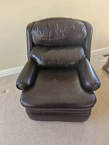 lot 56 image: Deluxe Black Leaver Recliner