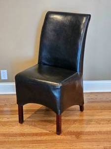lot 7 image: Black Faux Leather Highback Desk Chair