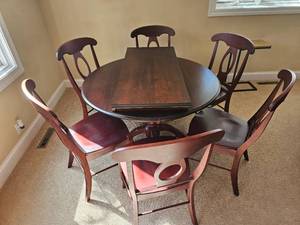 lot 26 image: Winsome Renaissance key Hole Back Dining Set