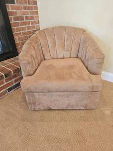 lot 66 image: Cream Barrel Swivel Chair