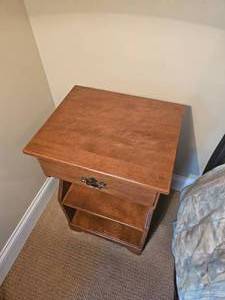 lot 68 image: Traditional Ethan Allen Nightstand