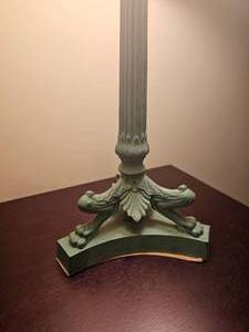 lot 123A image: Petite Lions Paw Table Lamp