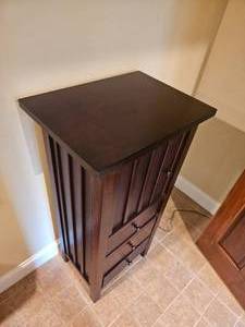lot 31 image: Mahogany Mission Linen Cabinet