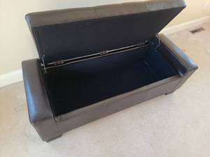 lot 40 image: Luxurious Tufted Upholstery Storage Bench