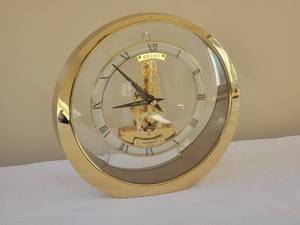 lot 73 image: Brilliant Modern Seiko Desk Clock