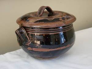 lot 148 image: Artist Signed Thrown Pottery Covered Bean Pot