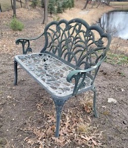 lot 91 image: Classic Green Metal Garden Bench