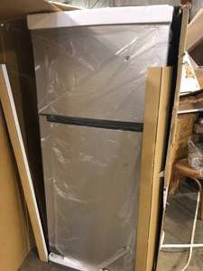 lot 20 image: Vissani 18 cu. ft. Top Freezer Refrigerator in Stainless Steel Look customer return review pictures