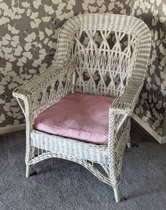lot 7 image: Vintage White Wicker Armchair