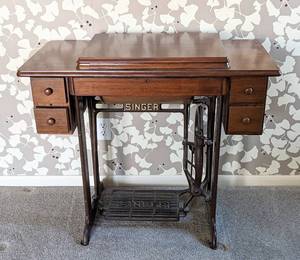lot 6 image: Antique Singer Sewing Table