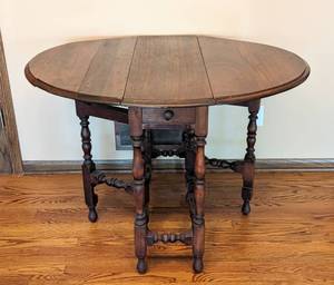 lot 12 image: Vintage Round Wood Drop Leaf Table
