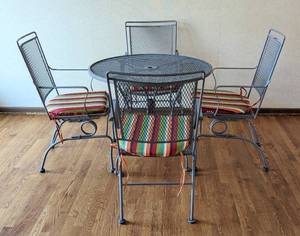 lot 22 image: Round Metal Patio Set and Umbrella