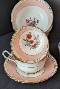 lot 39 image: Vintage Pink Floral Dish Set