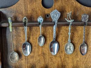 lot 48 image: Assorted Souvenir Spoons and Wood Wall Displays