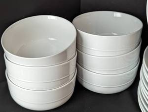lot 50 image: Crate and Barrel Aaron Probyn Dish Set