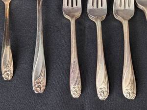lot 54 image: Rogers Daffodil Silver Plated Flatware Set
