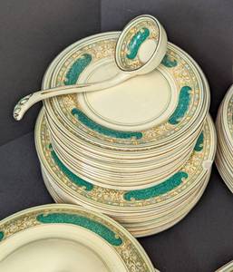 lot 59 image: Booths Green and Gold Vintage Dish Set