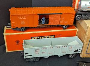 lot 70 image: Vintage Lionel Train Cars and Track