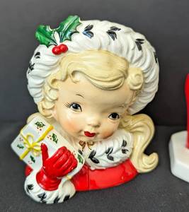 lot 75 image: Vintage Napco Christmas Vases and Holders