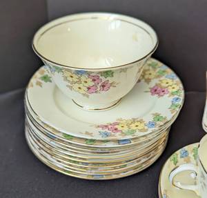 lot 76 image: Vintage Kent Floral Dish Set