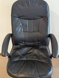 lot 103 image: Black Rolling Office Chair