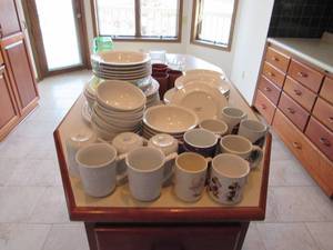 lot 87 image: Mixed allotment daily dishware 7 cups, plates, bowls, coffee mugs, mikas, freemont, saxon, china l Bonus pieces