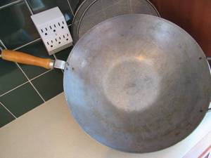 lot 89 image: Wok with lid, splash guards (2)