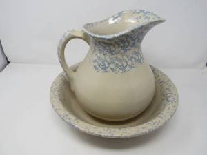 lot 96 image: Vintage Roseville Pitcher & Basin bowl
