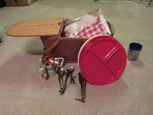 lot 126 image: Vintage Picnic basket