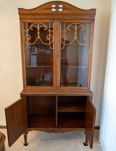 lot 4 image: Antique  1920s Dining Room China Hutch