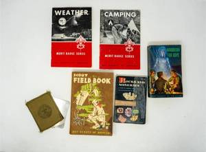 lot 50 image: Vintage 1950s Boy Scout kit  Mess kit, binoculars, survival books (ephemera),Duffel bag, Mirror