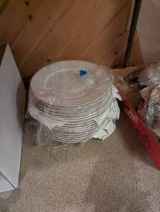 lot 80 image: Vintage Gibson China  16  piece set  dinner plates, cups, bread, soup, dessert