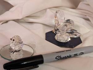 lot 109 image: Vintage Treasures Await Luncheon Ware, Glassware & Crystal mementos luncheon plates, pitcher, goblets, wines, swarovski crystal bird and butterfly
