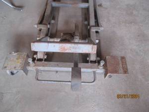 lot 4 image: Industrial Hydraulic Bottle Jack Motorcycle stand and Frame Assembly