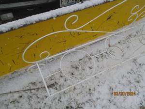 lot 10 image: Elegant Wrought Iron Outdoor plant holder - White