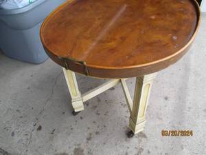 lot 44 image: Vintage Oval Coffee Table with Decorative Brass Accents